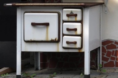 EKSPLODIRAO šporet na drva u zgradi - POGINULO 8 LJUDI!