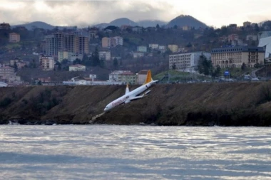 (FOTO) NIJE REALNO: Avion skliznuo sa piste, pa se zaglavio, SEKUNDI DELILI PUTNIKE OD SMRTI!