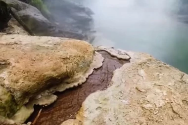 (VIDEO) OVA REKA PROGUTA svako živo biće koje uđe u nju!