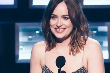 (FOTO) Glumica uhvaćena na delu, pa prekrila lice rukama!