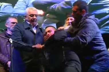 OZBILJAN INCIDENT U CRNOJ GORI: Mladić krenuo na Mandića, lidera DF spasilo obezbeđenje