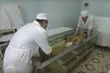 (UZNEMIRUJUĆI SADRŽAJ) Dosad neobjavljeni snimak kupanja Lenjinovog tela