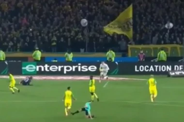 (VIDEO) OVO SVET JOŠ NIJE VIDEO: Sudija pokušao da udari igrača, pa ga isključio!