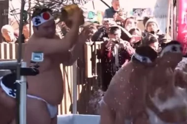 (VIDEO) POGLEDAJTE KAKO IZGLEDA JAPANSKA VERZIJA "PLIVANJA" ZA BOGOJAVLJENSKI KRST