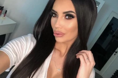 (FOTO) Šok transformacija! Katarinu Grujić nikada niste videli u ovakvom izdanju! Turban, dugačke rukavice, dubok  dekolte i zlatan korset!