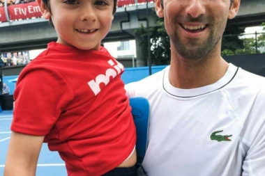 (FOTO) Novak se oduševio kada je upoznao ovog klinca: DOBIO IME PO NAŠEM TENISERU, OMILJENA IGRAČKA MU JE REKET!