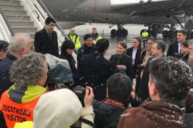 (FOTO) Zavejana Brnabićka dočekala premijera Japana na aerodromu!