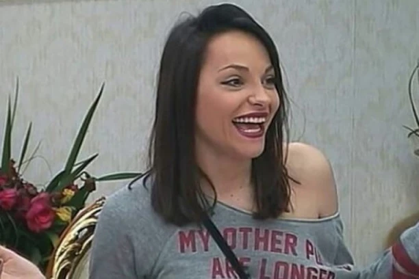 (VIDEO) IMALA JE SAMO 30 KG KADA SE PRVI PUT POJAVILA: Pogledajte Ružicu Veljković u spotu legendarnog boksera, izgleda JEZIVO!