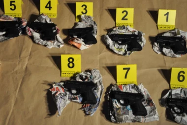 U PU SREMSKA MITROVICA NESTALI ZAPLENJENI DROGA I ORUŽJE: Ukrali 10 pištolja, pa ih dali kriminalcima
