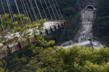 URUŠIO SE MOST DOK SU GA GRADILI: 10 radnika izgubilo život!