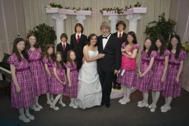 NEVIĐENI BOLESNICI: Roditelji okovali 13 dece lancima i izgladnjivali ih!