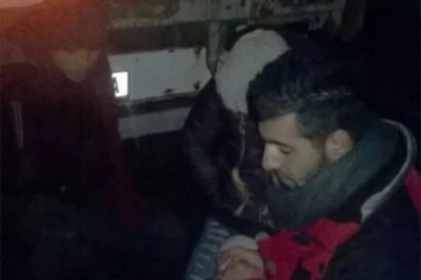 (FOTO) ŠVERCOVAO MIGRANTE U KAMIONU!