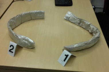 SELA U BUS I STRPALA HEROIN U BRUS!