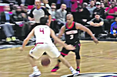 Policija čuvala Tea od besnih Teksašana!