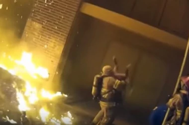 (UZNEMIRUJUĆI SADRŽAJ) Majka bacila dete sa 3. sprata zbog požara, UHVATIO JE VATROGASAC!