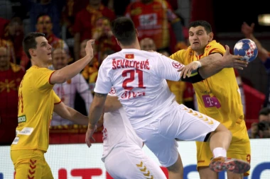 SAČEKUŠA U ZAGREBU: Bed blu bojsi napali crnogorske navijače!