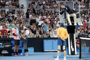 (VIDEO) Troicki zveknuo sudiju u glavu!