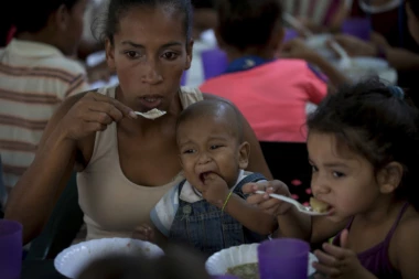 UŽAS U VENECUELI: GLADNI ŠETAJU ULICAMA I PLJAČKAJU ZA HLEB!
