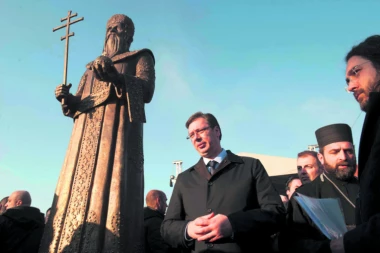 Vučić stavlja glavu u torbu: RIZIKUJE DA MU SE PONOVI SREBRENICA