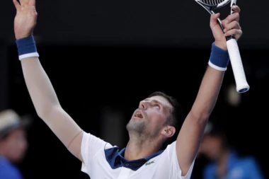 Novak uhvatio reket u ruke!