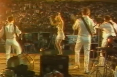 (VIDEO) BRENA UDARILA NOGOM U GLAVU: Sećate li se ovog nastupa popularne pevačice iz 1983?