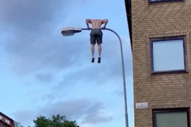 (VIDEO) KAKAV MACAN! Vatrogasac se popeo na banderu i radio ZGIBOVE!