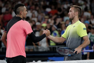 (VIDEO) Cirkusant na tribinama: ŠTA SU LJUDI SVE SPREMNI DA URADE ZA MALO PAŽNJE