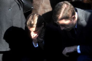 Ana Brnabić pored groba Olivera, nije mogla da sakrije koliko joj je teško!