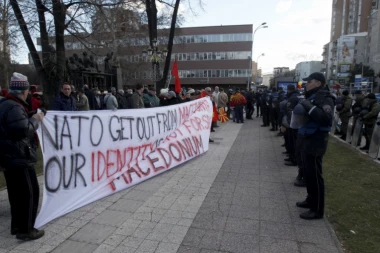 MAKEDONCI REKLI "NE" NATO ALIJANSI: Zapalili zastavu agresora ispred Sobranja!