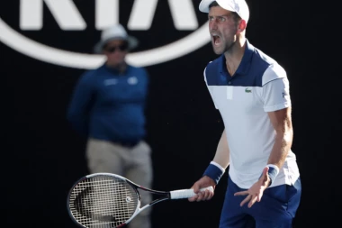 ĐOKOVIĆ GRMI: Tretiraju nas kao životinje u kavezu!