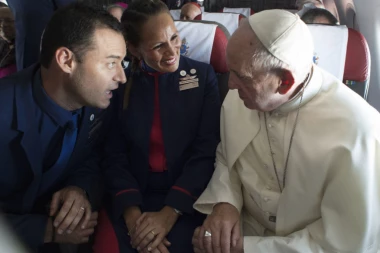 (FOTO) PAPA U VAZDUHU VENČAO PAR!