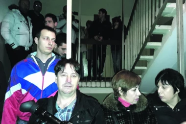 NIŠLIJE SPREČILE ISELJENJE SAMOHRANE MAJKE, OTAC BEZDUŠNIK, svoju decu izbacuje na ulicu