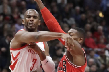 (VIDEO) JEZIVO: Plej Čikaga zakucao i pao na - glavu!