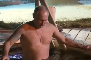 ČELIČNI PUTIN: Ispoštovao Bogojavljenski običaj i okupao se u ledenom jezeru