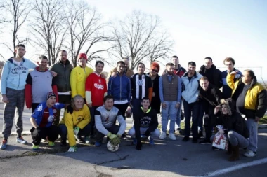 (VIDEO) FUDBALERI PARTIZANA OBRADOVALI DECU: Crno-bela ljubav preplavila Sremčicu