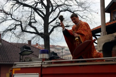 ŠTA RADI POP NA VATROGASNIM KOLIMA?!