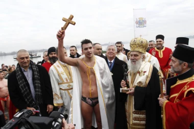 (FOTO) OVAKO SU SE MOMCI I DEVOJKE BORILI ZA ČASNI KRST!