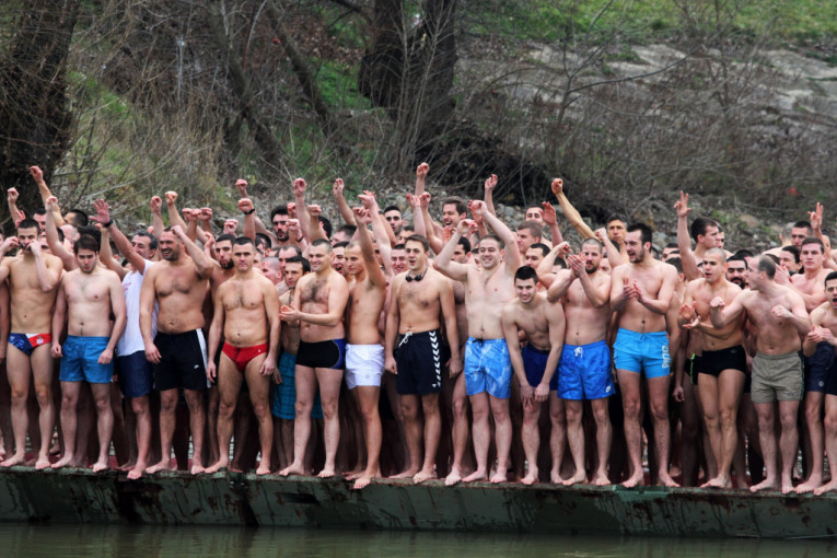 Borba za Časni krst u Novom Sadu