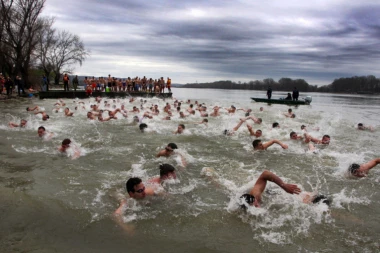 (VIDEO) HAOS NA BOGOJAVLJENJE: Tuča oko KRSTA, učesnici dovatili jedan drugog, BRUKA I SRAMOTA!