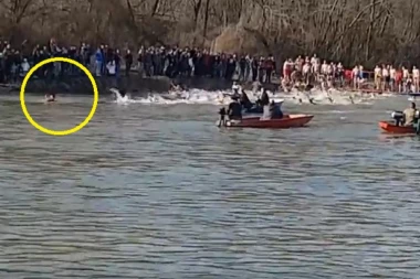 (VIDEO) BRUKA I SRAMOTA! Na prevaru prvi doplivao do časnog krsta, rezultati poništeni