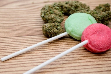 UČIONICA SE ZAVRTELA: Devojčica delila MARIHUANU po školi misleći da su slatkiši!