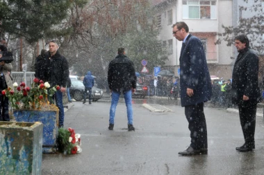 (VIDEO) VUČIĆ POLOŽIO VENAC NA MESTO UBISTVA OLIVERA IVANOVIĆA