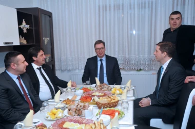 (FOTO) Vučić gost na slavi srpske porodice u Gračanici: LOMIO POGAČU I PODELIO DECI POKLONE