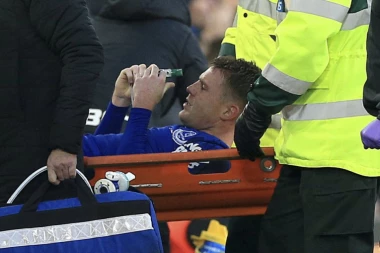 (VIDEO) Stravična povreda fudbalera Evertona: MEKKARTIJU PUKLA NOGA NA DVA MESTA!