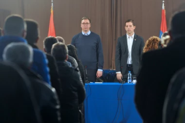VUČIĆ: TRAKTOR ZA SAMOHRANU MAJKU ŠESTORO DECE!