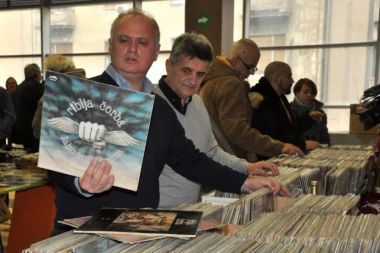 UPOZNAJMO MLADE SA PRAVIM ZVUKOM: Vesić obišao prvu ovogodišnju berzu gramofonskih ploča!