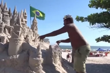 (VIDEO) Upoznajte KRALJA koji već 22 godine živi u ZAMKU OD PESKA