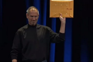 Pre tačno 10 godina Stiv Džobs je izvadio iz koverte nešto što je promenilo svet kompjutera!