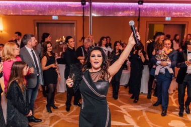 ČOLA POSLAO DRAGANI RUŽE