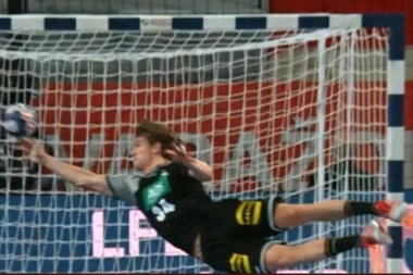 (VIDEO) NOJER DA MU POZAVIDI: Nemački rukometaš leteo kroz vazduh da bi sprečio gol